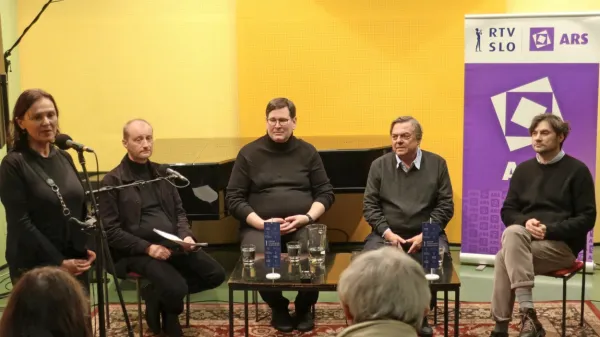 Ob začetku praznovanja 60-letnice Arsa so včeraj v radijskem studiu novo zvočno knjigo predstavili  (z leve) odgovorna urednica  programa 
Ingrid Kovač Brus, urednik  igranega programa Alen Jelen, režiser Klemen Markovčič, pisatelj Drago Jančar in igralec Branko Jordan.  