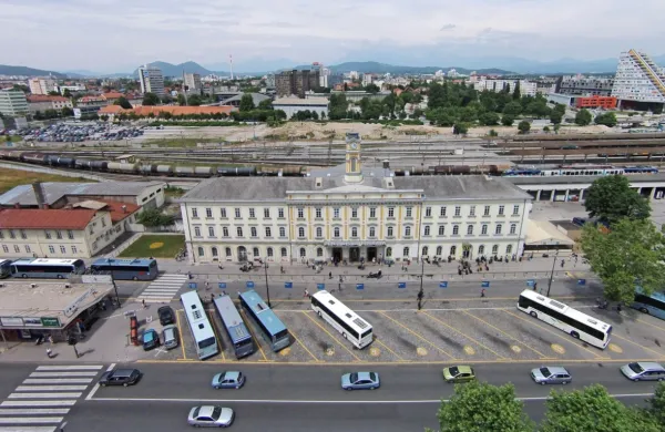  Potniki lahko na območju železniške postaje Ljubljana po prihodu 
z vlakom pot nadaljujejo z električnimi avtomobili.
