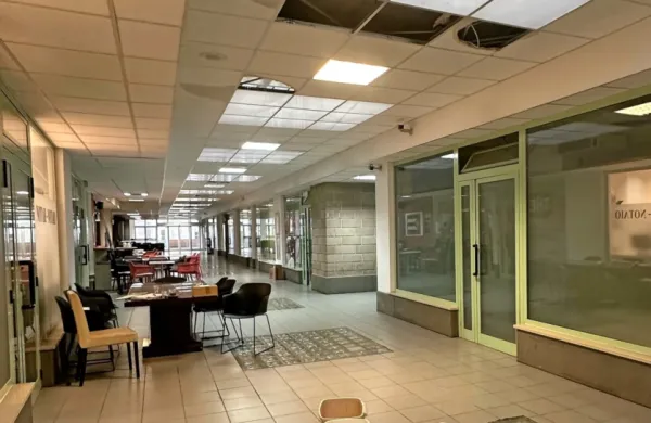 Premočeni kosi stropne obloge so se včeraj še kar krušili. 