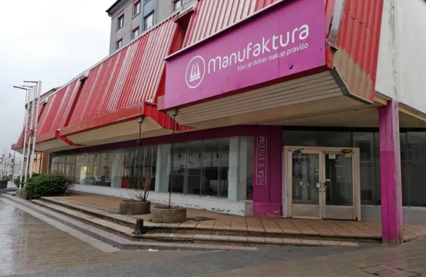 V pritličju zdaj praznih prostorov nekdanje blagovnice  naj bi 
namesto poslovne dejavnosti uredili - parkirišče. 