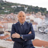    Daniel Lovšin je pojasnil, da je zaradi napovedane odprave 
mejnega nadzora ogromno ljudi začelo kupovati nepremičnine na 
Hrvaškem, zato so se dvignile cene. 