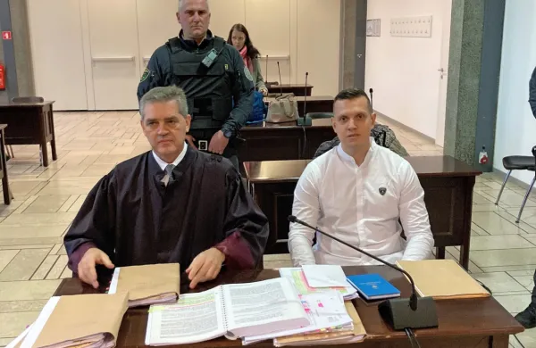 Domnevni vodja slovenske celice Klemen Kadivec (ob njem  levo  
odvetnik  Branko Gvozdić) krivde ni priznal, zato se bo tudi zanj 
predvidoma  24. januarja začelo sojenje.

 