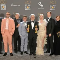 Kljub slabemu uspehu v blagajnah je film Fabelmanovi (na 
fotografiji igralska ekipa in režiser) ugnal dve največji komercialni 
uspešnici lanskega leta - znanstvenofantastični film Jamesa 
Camerona Avatar: Pot vode in Top Gun: Maverick in osvojil zadnjo 
nagrado večera.