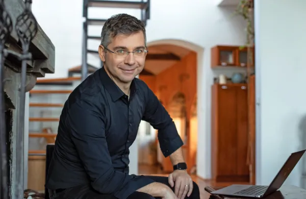 S hipnozo do bolj&scaron;ega življenja: brezplačna online delavnica, prijave &scaron;e danes!