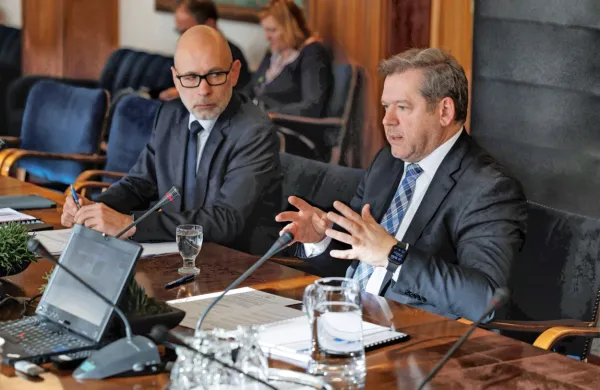 Kandidat za ministra za visoko šolstvo, znanost in inovacije Igor 
Papič desno