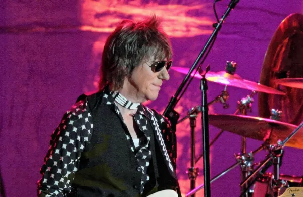 Umrl je legendarni kitarist Jeff Beck