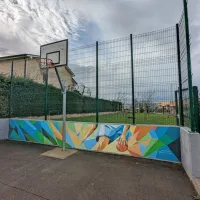 Poslikave  je ustvarilo sedem nadarjenih mladih, ki se likovnih 
veščin v prostem času učijo v likovni šoli Snežana ART. 