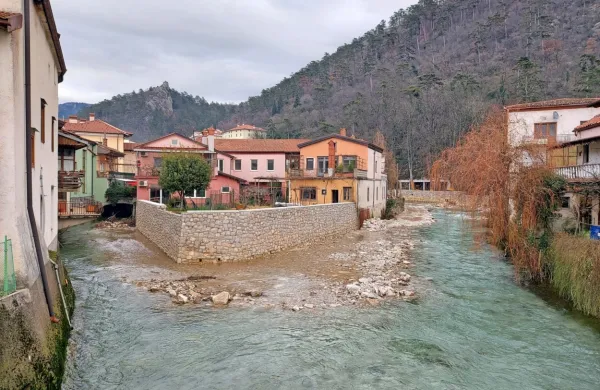 Sanacijo struge in obrežnih zidov ob izvirih reke Vipave bodo zaključili do konca septembra.  
