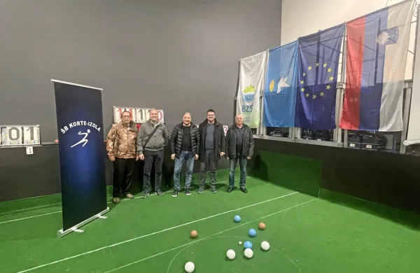 V Kortah se ogrevajo za raffo, pri nas še neznano balinarsko 
disciplino.