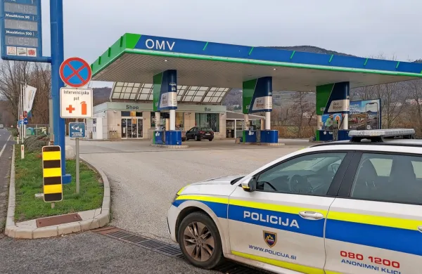 Danes zgodaj zjutraj je neznanec vlomil v prostore bencinskega 
servisa na Ajševici. 