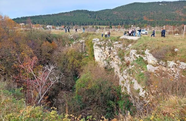 Udornica Ravnica pri vasi Juršče v Občini Pivka velja za najbolj 
onesnaženo jamo v državi. 