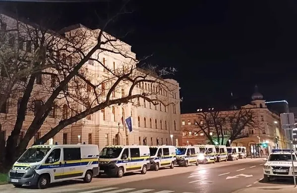 V torek je prizor pred ljubljansko sodno palačo opozarjal, da so 
pred preiskovalno sodnico privedli neobičajno veliko število 
osumljenih. 



  