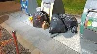 Pri novem podzemnem ekološkem otoku pri pokopališču so 
malomarneži že začeli kopičiti odpadke. 
