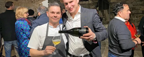 Včeraj sta v Manziolijevi palači v Izoli združila moči vinar Lan 
Kristančič (Movia) in gostinec Dušan Brkič (Gostilna Sonja). 