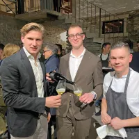 Včeraj so v Manziolijevi palači v Izoli združili moči (z leve) vinar Lan 
Kristančič (Movia), gostitelj Marko Zaro in gostinec Dušan Brkič 
(Gostilna Sonja). 