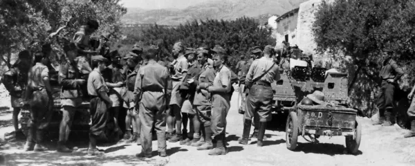 Italijanski in nemški vojaki na otoku Kreta med drugo svetovno 
vojno. Fotografijo hrani Muzej novejše zgodovine Slovenije.