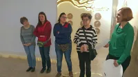 Skupina uporabnikov sežanskega VDC dvakrat tedensko skrbi za čistočo okolice ene od trgovin.