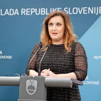 V. d. direktorice vladnega urada za komuniciranje Petra Bezjak 
Cirman