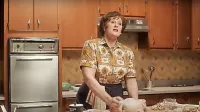 Sarah Lancashire se je prelevila v pionirko ameriških kuharskih 
šovov Julio Child, ki je v 60. letih povzročila pravcato kuharsko 
revolucijo pri ameriških gospodinjah.