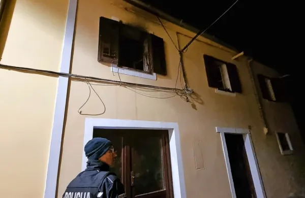 Ob 3. uri je zagorelo v sobi stanovanja v večstanovanjski stavbi v 
Cegnarjevi ulici v Izoli.