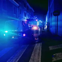 Ponoči zagorelo v večstanovanjski stavbi v Izoli