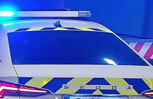 V Kranju pogorelo stanovanje v večstanovanjski stavbi, dve osebi po&scaron;kodovani