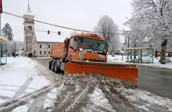 Po jutranji odstranitvi podrtega drevja in skal z večine lokalnih 
cest na Idrijskem in Cerkljanskem je promet potekal brez večjih 
težav.