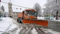 Po jutranji odstranitvi podrtega drevja in skal z večine lokalnih 
cest na Idrijskem in Cerkljanskem je promet potekal brez večjih 
težav.
