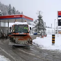 Kljub dobro očiščenim lokalnim in državnim cestam so za pešce v 
številnih vaseh  zasneženi dostopi do bencinskih črpalk, kjer imajo 
tudi poštne urade, pozimi zelo nevarni.