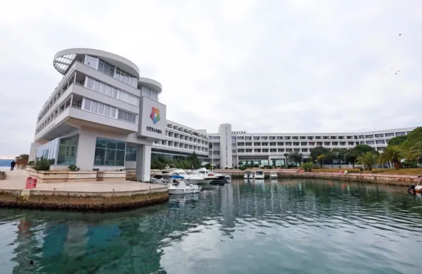 Sava Turizem kot krovna družba skupine trenutno koristi zunanje 
storitve čiščenja okoli 300 sobaric, od tega pa je redno zaposlenih 
le še okoli 40 sobaric na lokaciji Hotelov Bernardin, ki pa naj bi tudi 
kmalu prešle pod zunanjega izvajalca.