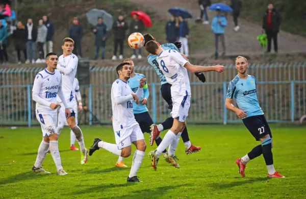 Dekančani (v beli opremi), ki so v finalu proti Kopru vodili že kar 
s 4:1, bodo spomladi močnejši za Matijo Burina (št. 6) iz 
Olimpije.