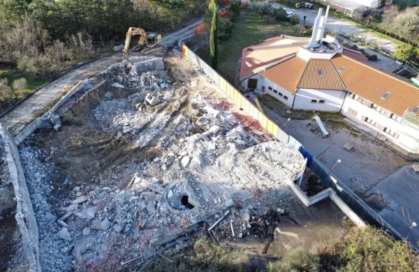 Cerkev sv. Nikolaja, ob njej pa prostor bodočega pokopališča. Ob 
cerkvi bo Župnija Ankaran gradila tudi zvonik, ki bo visok do 22 
metrov in bo imel tri zvonove.