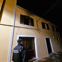 Policisti    in gasilci  so iz hiše  evakuirali  več ljudi.    
