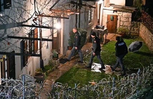 V katinarsko bolnišnico so včeraj zvečer reševalci prepeljali hudo 
ranjenega 66-letnika, ki so ga neznanci oropali pred njegovim 
domom v Repniču.