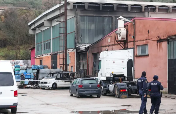 Policisti so danes zjutraj preiskovali vzrok požara.