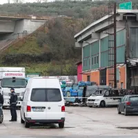 V Dekanih ponoči zagorelo v hali nekdanjega skladi&scaron;ča Mercatorja