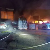Požar je zajel še osebni avtomobil, dve kombinirani vozili ter motorno kolo, ki je bilo v kombiniranem vozilu.