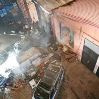 V Dekanih ponoči zagorelo v hali nekdanjega skladi&scaron;ča Mercatorja