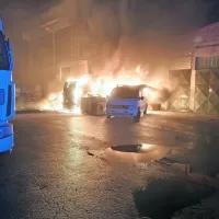 V Dekanih ponoči zagorelo v hali nekdanjega skladi&scaron;ča Mercatorja