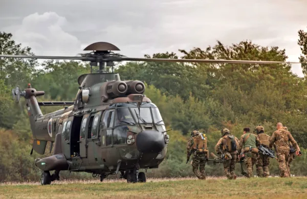 Resolucija predvideva nadgradnjo helikopterskih zmogljivosti in 
nakup še drugega transportnega letala. Prvo je že naročeno in ga 
preizkušajo v Italiji.  