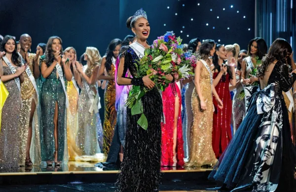 Zmagovalka Miss Universe R'Bonney Gabriel se  je lani vpisala v zgodovino kot prva miss ZDA filipinskega 
rodu