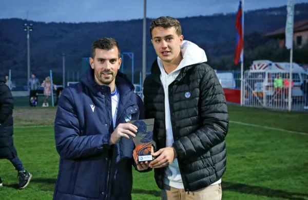 Milanov vnuk Andreas Až Šćulac (desno) je izročil pokal najboljšemu strelcu, domačinu  Luki Stepančiču. Enako število golov 
(dva) je sicer  dosegel tudi član Radomelj Ester Sokler. 