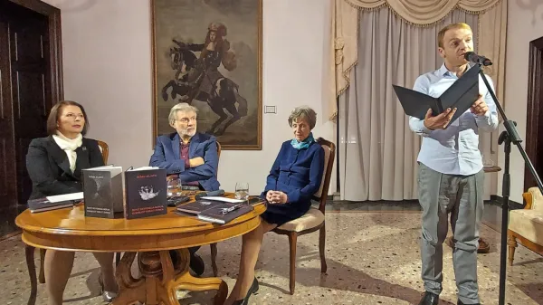  Z Dušanom Jelinčičem sta se v Pretorski palači v Kopru  pogovarjali 
(z leve) Jadranka Šturm Kocjan in Jasna Čebron, igralec Rok Matek 
pa je interpretiral  odlomke iz romana Šepet nevidnega morja, 
dvanajst tablet svinca.  