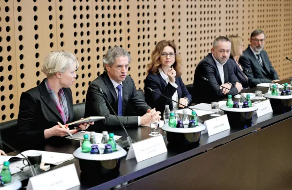 Koalicijski vrh na Brdu pri Kranju razpravlja o izhodiščih reform, ki 
jih namerava vlada začrtati v letu 2023.