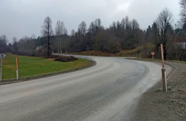 Zaradi peska in blata je vožnja po cesti zelo nevarna, opozarjajo krajani.  