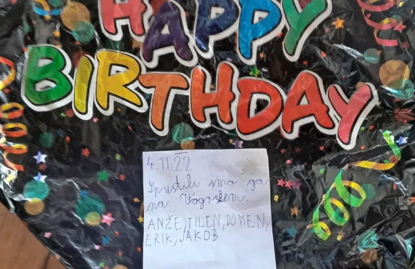Balon, ki so ga otroci spustili z Vogrskega, je pristal v Breznici  pri 
Žireh, kjer ga je našel ravno gospod, ki je pred nekaj dnevi  
praznoval rojstni dan.  