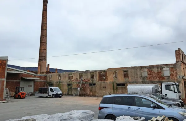 Do konca meseca naj bi iz frnaže odstranili dotrajan in uničen 
gradbeni material. Velike peči in opekarski dimnik pa  nameravajo   
zaščitili pred nadaljnjim propadanjem.   
