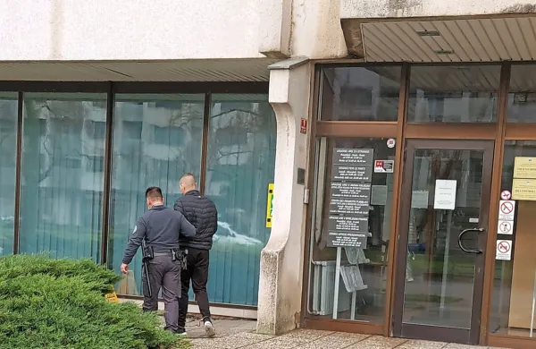 Mladi Srb  je  v koprskem priporu končal  sredi lanskega novembra,  
ko so  ga policisti  ustavili    za  volanom  kombija,  polnega  nezakonitih 
migrantov.  