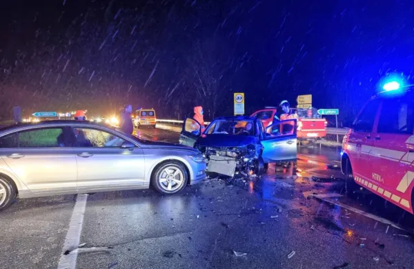   Pri avtocestnem  izvozu za  Postojno  sta ob  jutranjih snežinkah   z  
avtomobiloma  trčili  voznici  in  se  lažje poškodovali.  