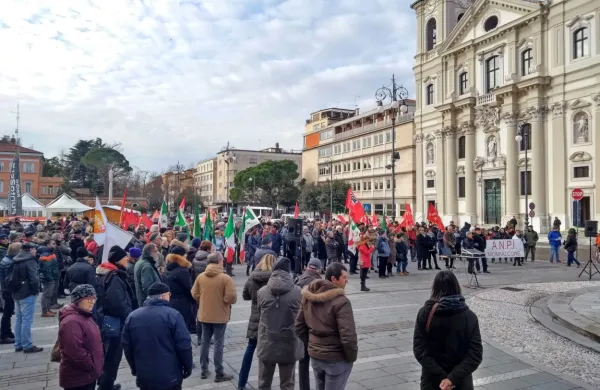 Svoje nestrinjanje s sprejemom simpatizerjev nekdanjega fašističnega odreda X Mas na goriški občini so leta 2019 antifašistične 
organizacije  izrazile s shodom na Travniku. Letos ga pripravljajo 
na Korzu Verdi. 